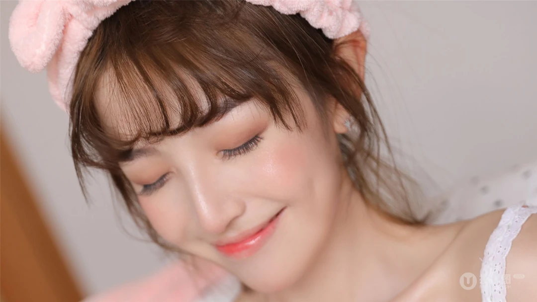 笑容甜美，肤白貌美少女萝莉可爱十足高清私房壁纸图片