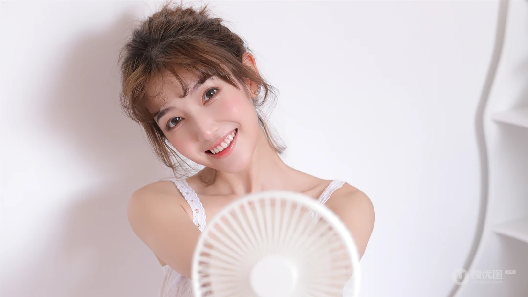 笑容甜美，肤白貌美少女萝莉可爱十足高清私房壁纸图片