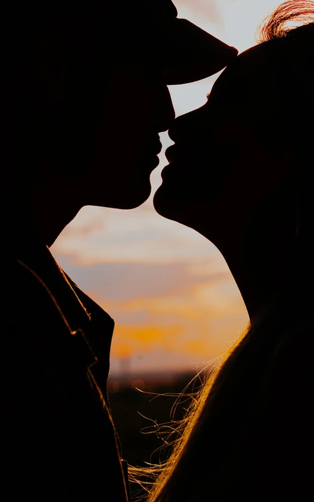 落日，夕阳下，一对相爱的年轻夫妇，或情侣唯美创意手机壁纸图片