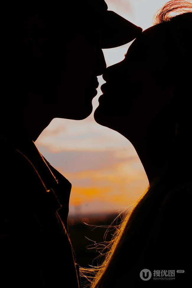 落日，夕阳下，一对相爱的年轻夫妇，或情侣唯美创意手机壁纸图片