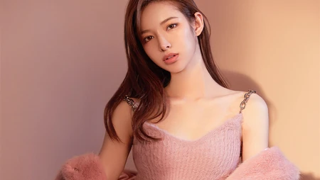 美少女张婕婕性感养眼粉色吊带衣高清微距摄影壁纸美图