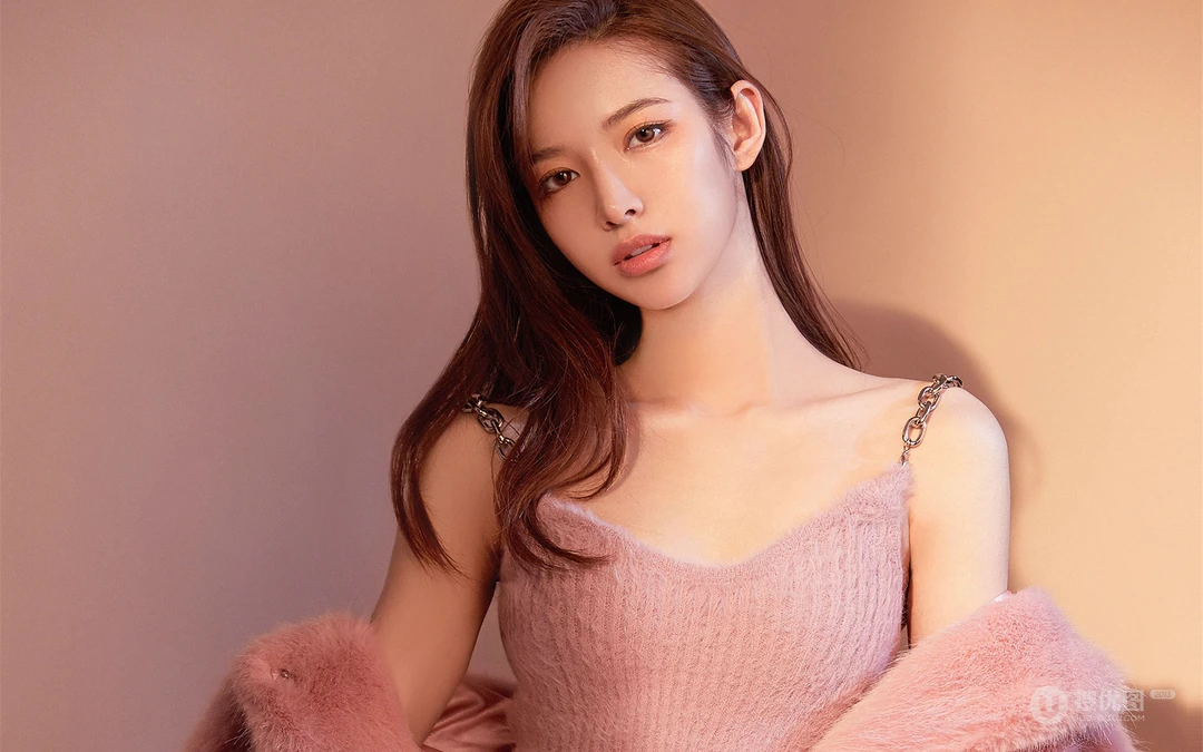 美少女张婕婕性感养眼粉色吊带衣高清微距摄影壁纸美图