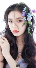 头戴花草，或绿叶的女演员林允V领公主裙着身气质灵动写真照片