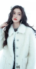 头戴花草，或绿叶的女演员林允V领公主裙着身气质灵动写真照片