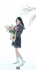 头戴花草，或绿叶的女演员林允V领公主裙着身气质灵动写真照片