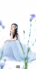 头戴花草，或绿叶的女演员林允V领公主裙着身气质灵动写真照片