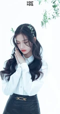 头戴花草，或绿叶的女演员林允V领公主裙着身气质灵动写真照片