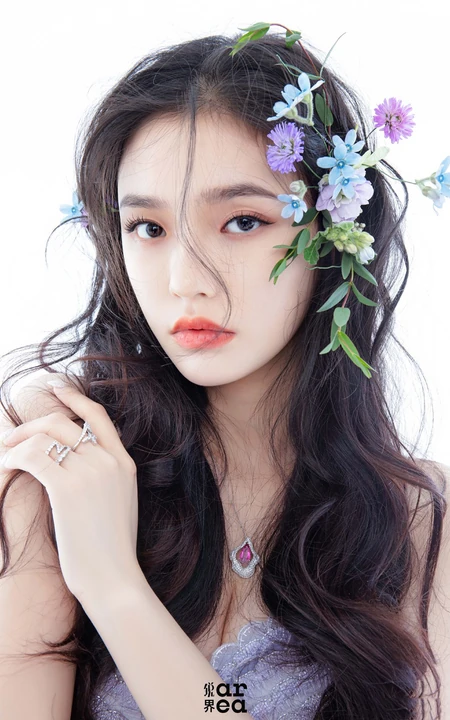 头戴花草，或绿叶的女演员林允V领公主裙着身气质灵动写真照片