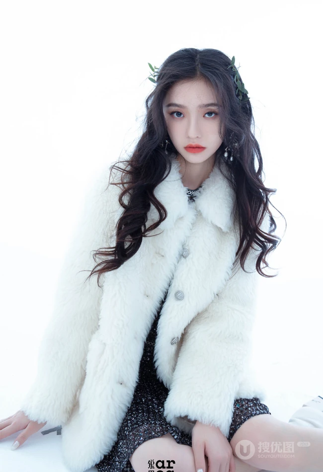头戴花草，或绿叶的女演员林允V领公主裙着身气质灵动写真照片