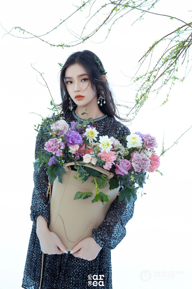 头戴花草，或绿叶的女演员林允V领公主裙着身气质灵动写真照片