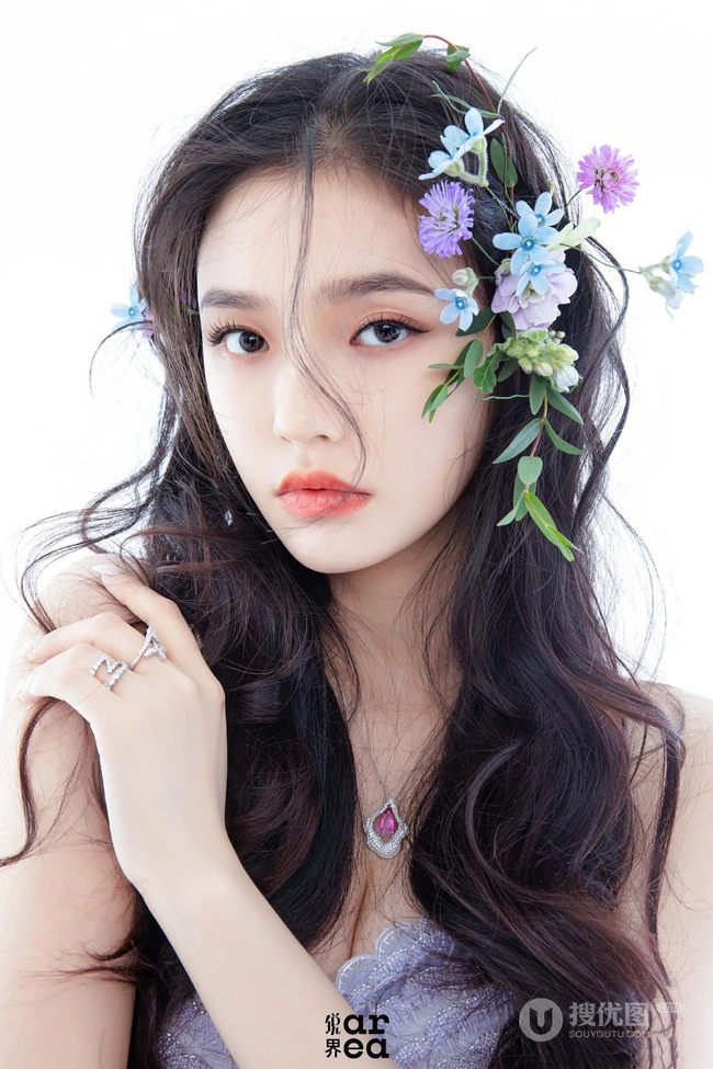 头戴花草，或绿叶的女演员林允V领公主裙着身气质灵动写真照片