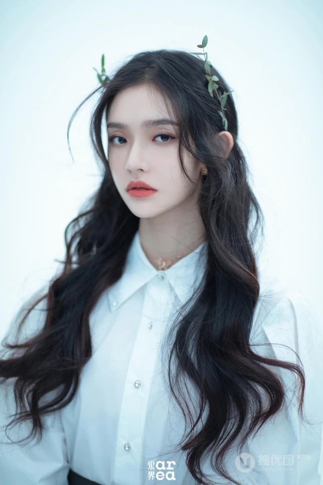 头戴花草，或绿叶的女演员林允V领公主裙着身气质灵动写真照片