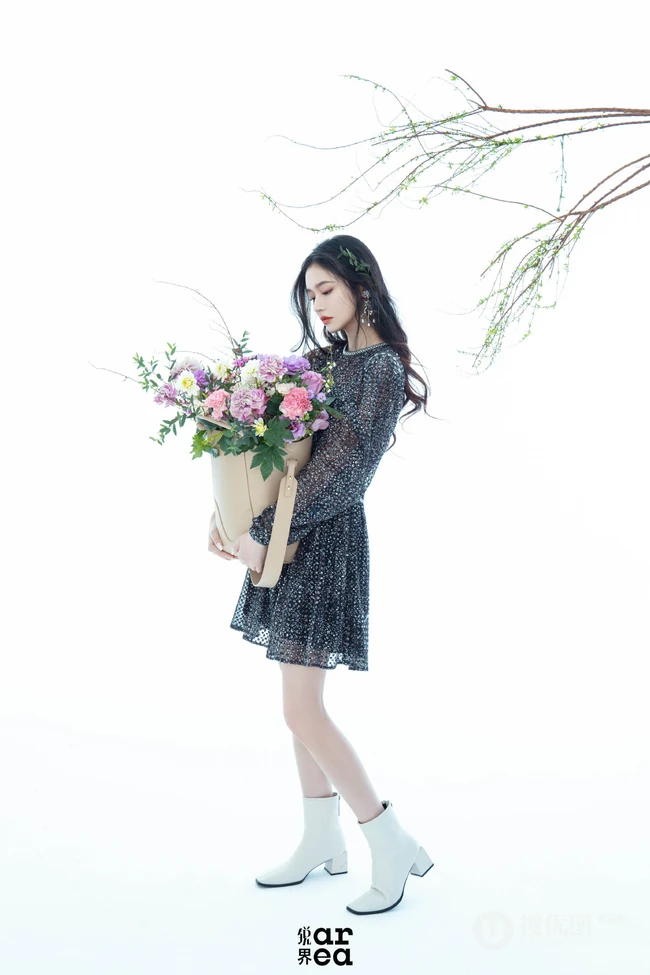 头戴花草，或绿叶的女演员林允V领公主裙着身气质灵动写真照片