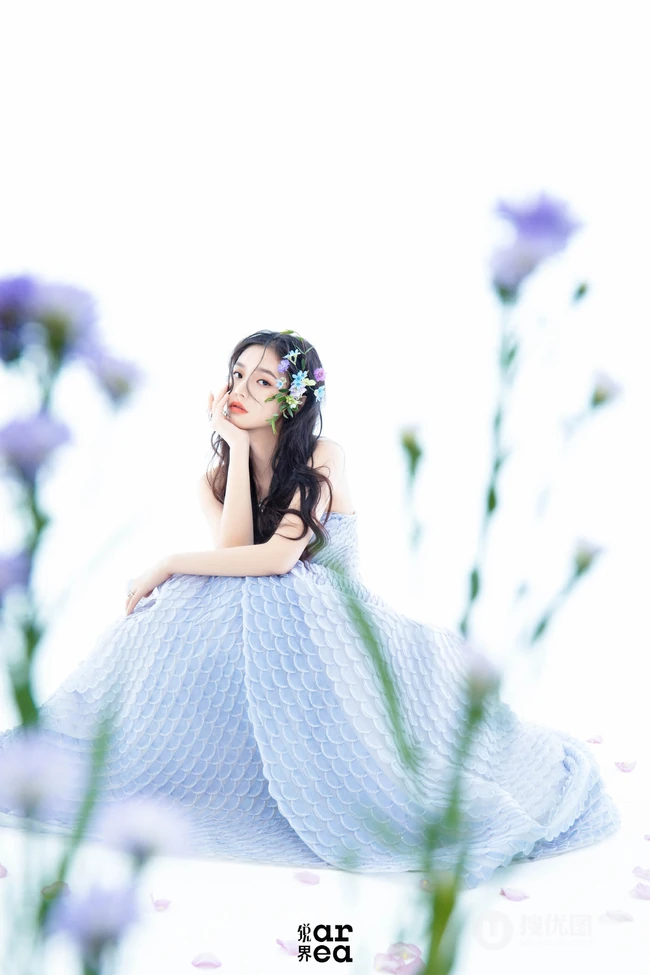 头戴花草，或绿叶的女演员林允V领公主裙着身气质灵动写真照片