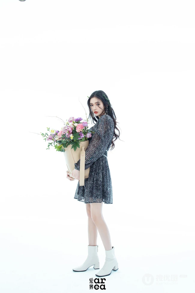 头戴花草，或绿叶的女演员林允V领公主裙着身气质灵动写真照片
