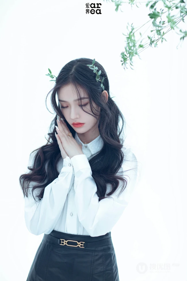 头戴花草，或绿叶的女演员林允V领公主裙着身气质灵动写真照片