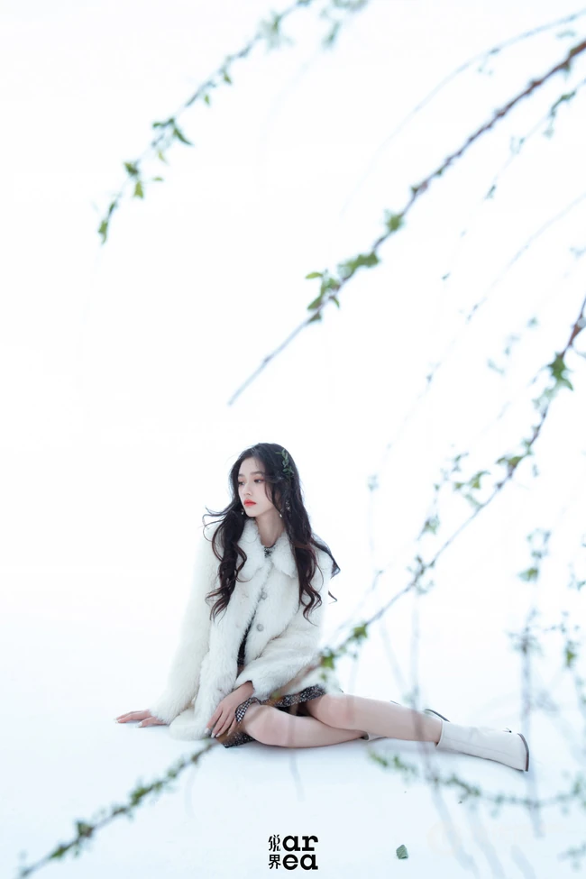 头戴花草，或绿叶的女演员林允V领公主裙着身气质灵动写真照片