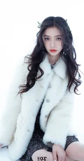 头戴花草，或绿叶的女演员林允V领公主裙着身气质灵动写真照片