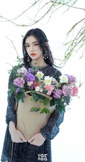 头戴花草，或绿叶的女演员林允V领公主裙着身气质灵动写真照片