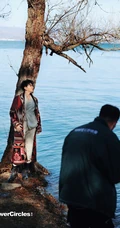 吴奇隆海边小树林返璞归真，体会童真帅气冬装写真照片