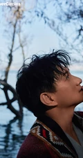 吴奇隆海边小树林返璞归真，体会童真帅气冬装写真照片