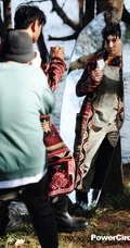 吴奇隆海边小树林返璞归真，体会童真帅气冬装写真照片