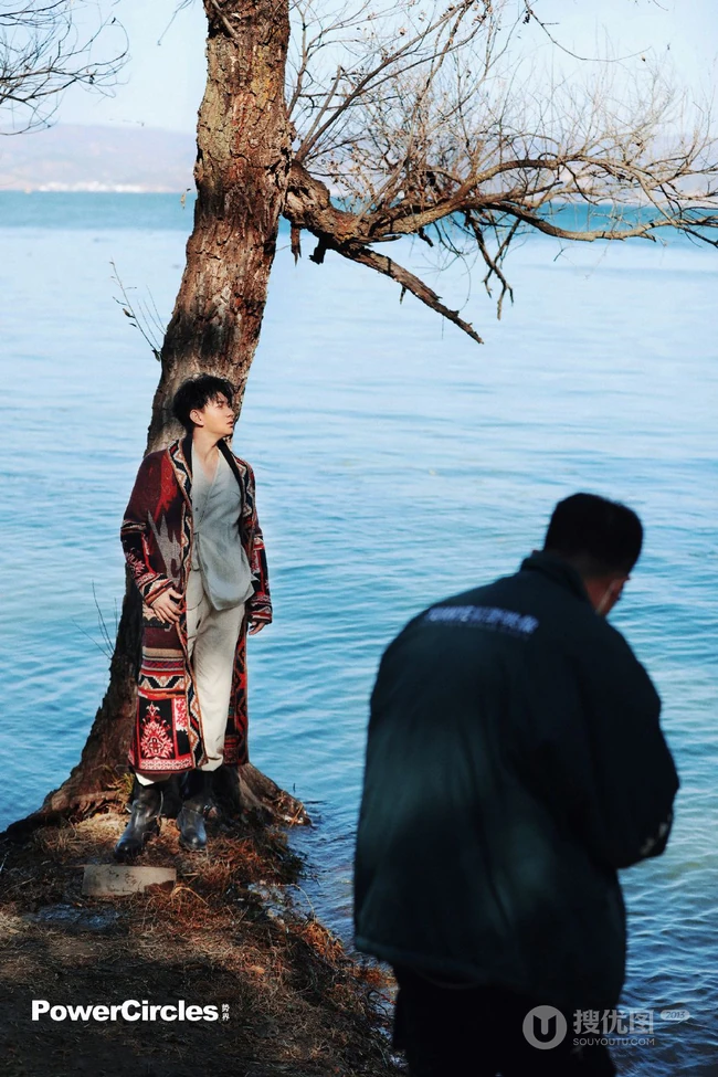 吴奇隆海边小树林返璞归真，体会童真帅气冬装写真照片