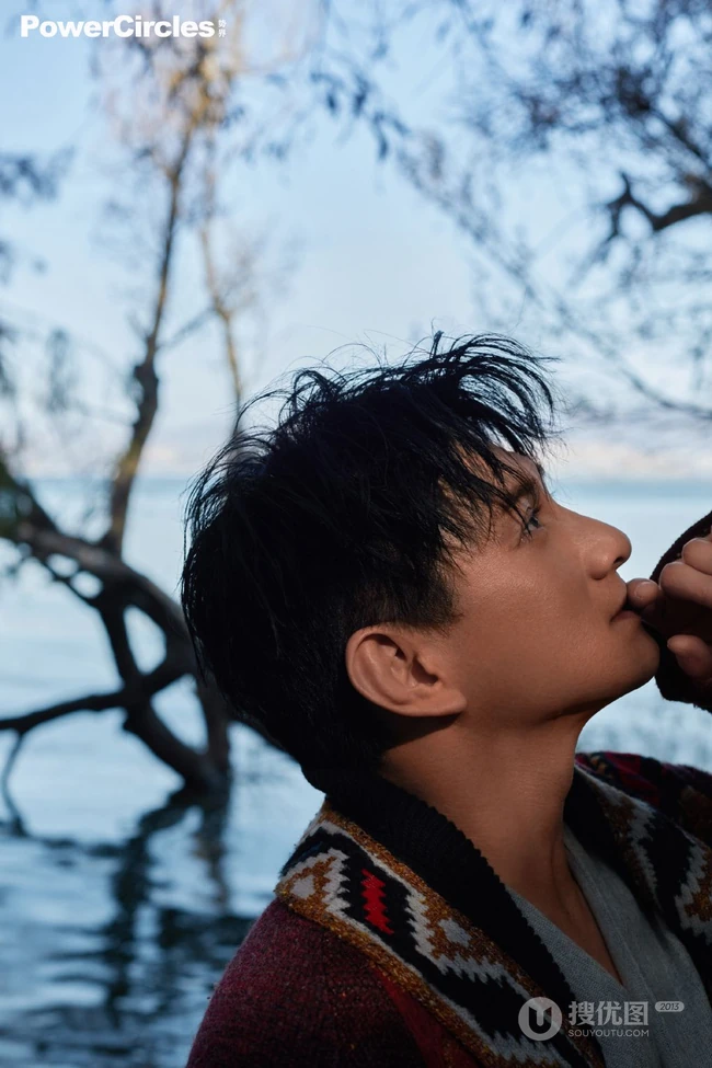 吴奇隆海边小树林返璞归真，体会童真帅气冬装写真照片