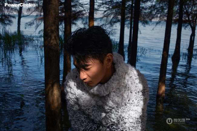 吴奇隆海边小树林返璞归真，体会童真帅气冬装写真照片