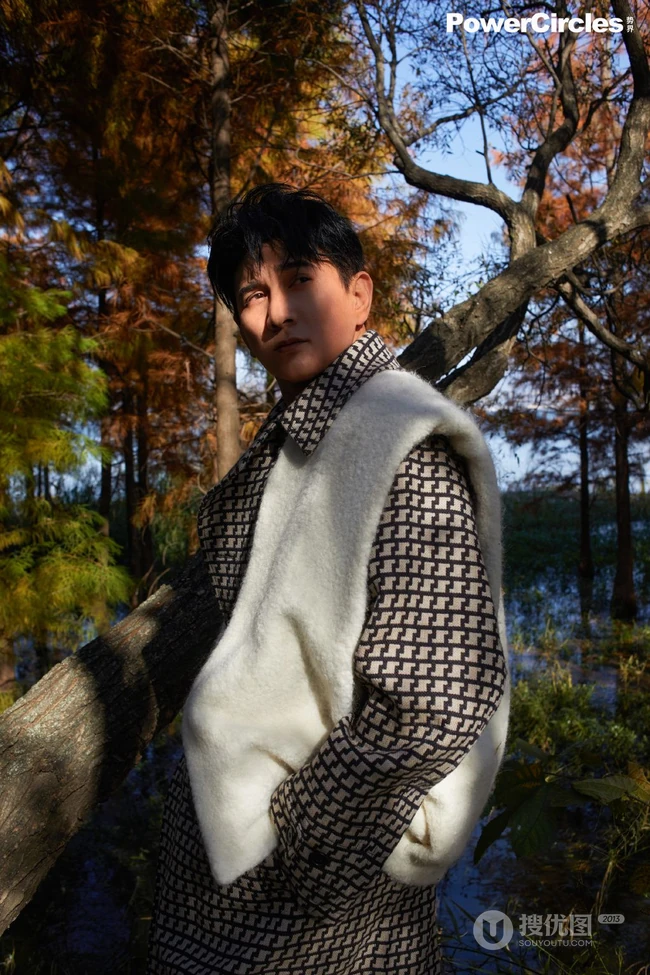 吴奇隆海边小树林返璞归真，体会童真帅气冬装写真照片