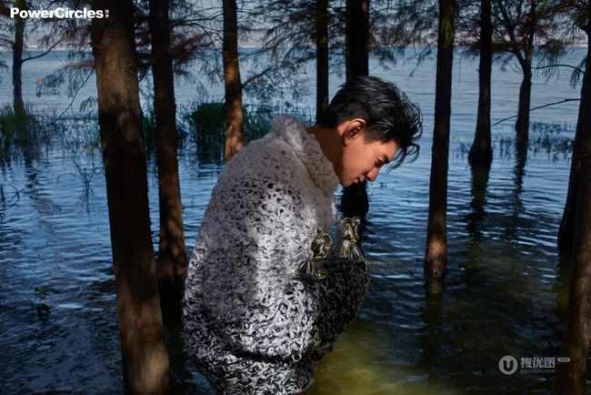 吴奇隆海边小树林返璞归真，体会童真帅气冬装写真照片