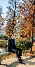 许凯戴着眼镜帅气十足户外森系写真照片