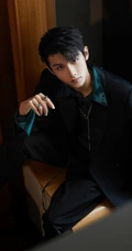五官俊朗，眉峰如剑 山东籍帅气小生赵弈钦酷黑西服穿搭写真照片