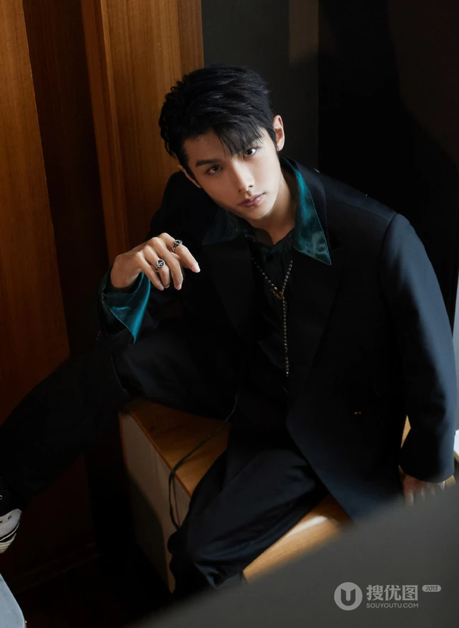 五官俊朗，眉峰如剑 山东籍帅气小生赵弈钦酷黑西服穿搭写真照片