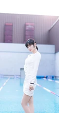 少女赵粤V领白裙穿搭泳池边写真照片