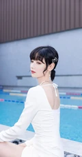 少女赵粤V领白裙穿搭泳池边写真照片