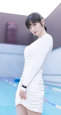 少女赵粤V领白裙穿搭泳池边写真照片