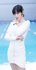 少女赵粤V领白裙穿搭泳池边写真照片