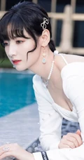 少女赵粤V领白裙穿搭泳池边写真照片