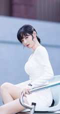 少女赵粤V领白裙穿搭泳池边写真照片