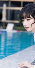 少女赵粤V领白裙穿搭泳池边写真照片