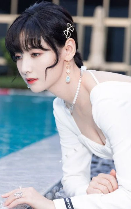 少女赵粤V领白裙穿搭泳池边写真照片