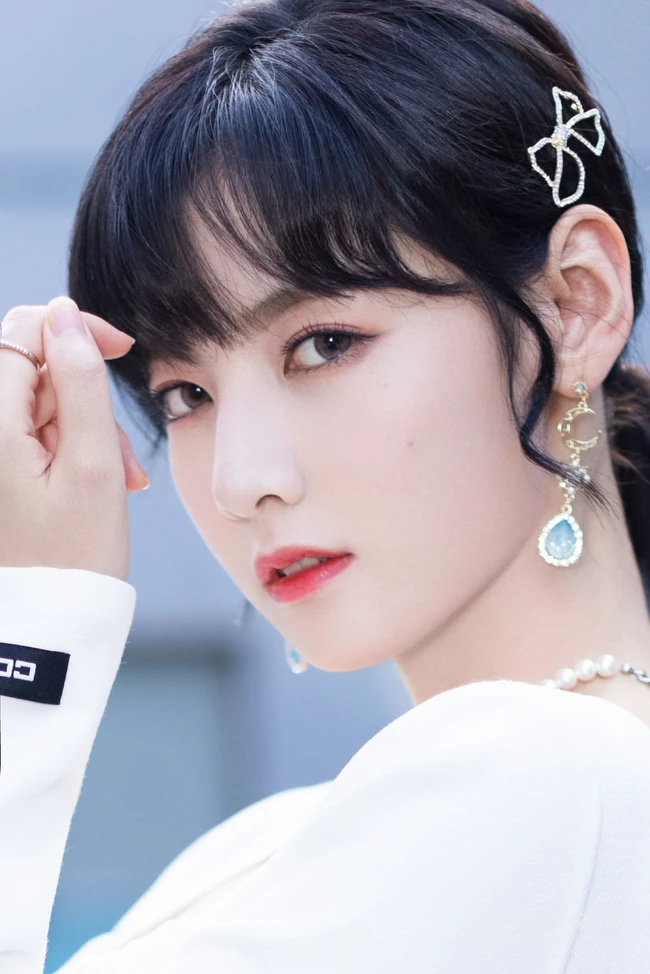 少女赵粤V领白裙穿搭泳池边写真照片