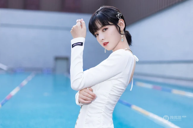 少女赵粤V领白裙穿搭泳池边写真照片