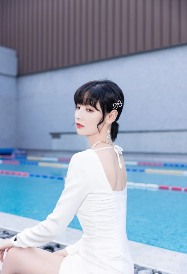 少女赵粤V领白裙穿搭泳池边写真照片