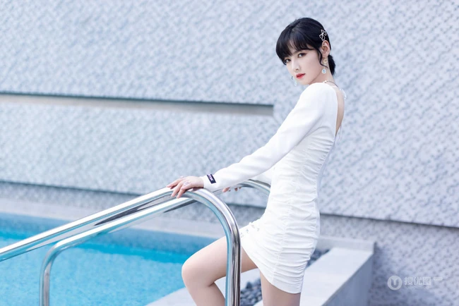 少女赵粤V领白裙穿搭泳池边写真照片