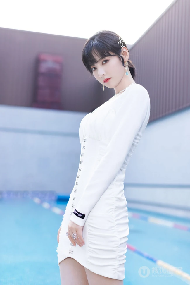 少女赵粤V领白裙穿搭泳池边写真照片