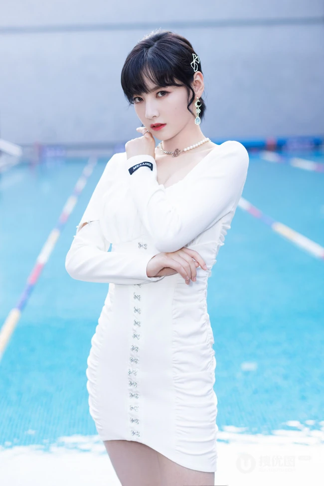 少女赵粤V领白裙穿搭泳池边写真照片