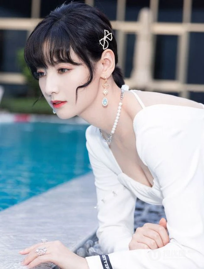 少女赵粤V领白裙穿搭泳池边写真照片