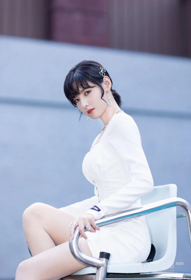 少女赵粤V领白裙穿搭泳池边写真照片